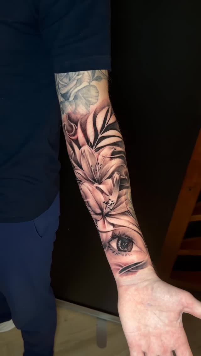 Wat is jou favorite bloem ?

#tattoo #flowers #blackandgrey #ink #eye