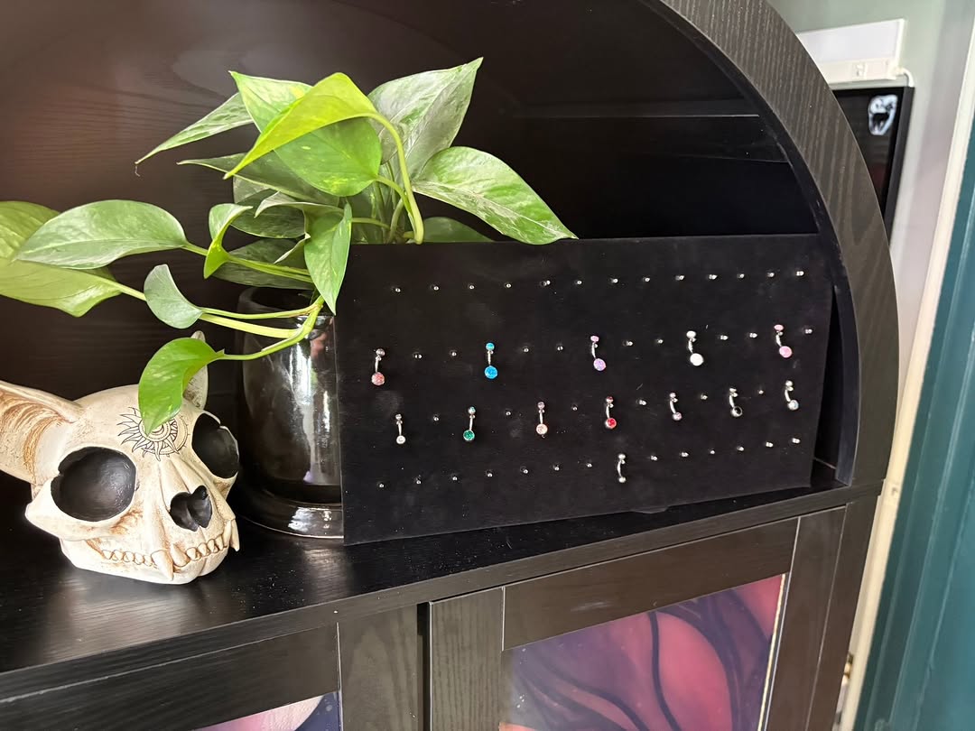  TRANSFORMATION TUESDAY: BELLY‑BUTTON GLOW‑UP EDITION 
If you want that cute, sparkly belly button piercing to show off in your new swimsuit this summ