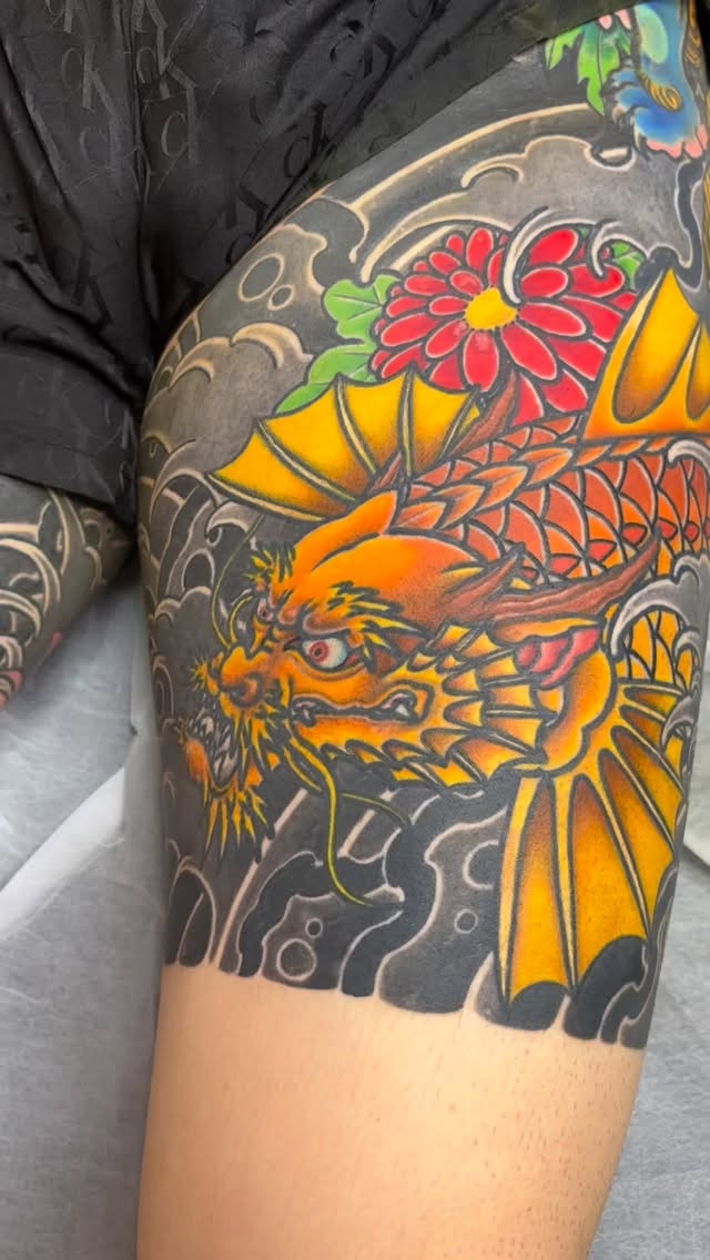 龍魚刺青～

✦ By 阿熊

—
熊癮刺青 Bear Addiction Tattoo
桃園市中壢區永嘉街25號
0917-311-129
Line：@103rvmbn
12:00～22:00
—

#中壢刺青 #傳統刺青 #日式刺青 
#熊癮刺青 #japanesetattoo