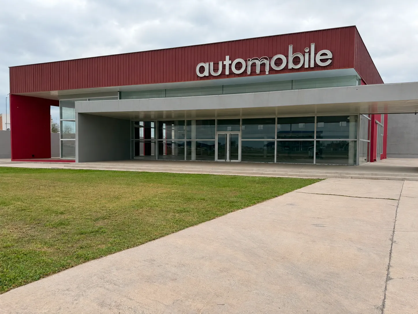 🏢 Alquiler Salón Comercial Santiago del Estero: 1.488 m², Salón de exposición y Nave Operativa