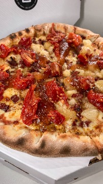 Pizza Tomate Sexy: Muçarela, Geleia de Pimenta, Bacon, Tomate Seco, Abacaxi e Canela