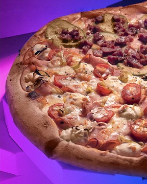 Pizza Maestra: Muçarela, peito de peru, tomate cereja, alho poró, cream cheese e provolone