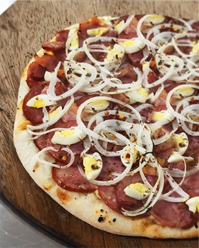 Pizza Zune: Muçarela, calabresa, bacon, cebola, ovos e pimenta calabresa