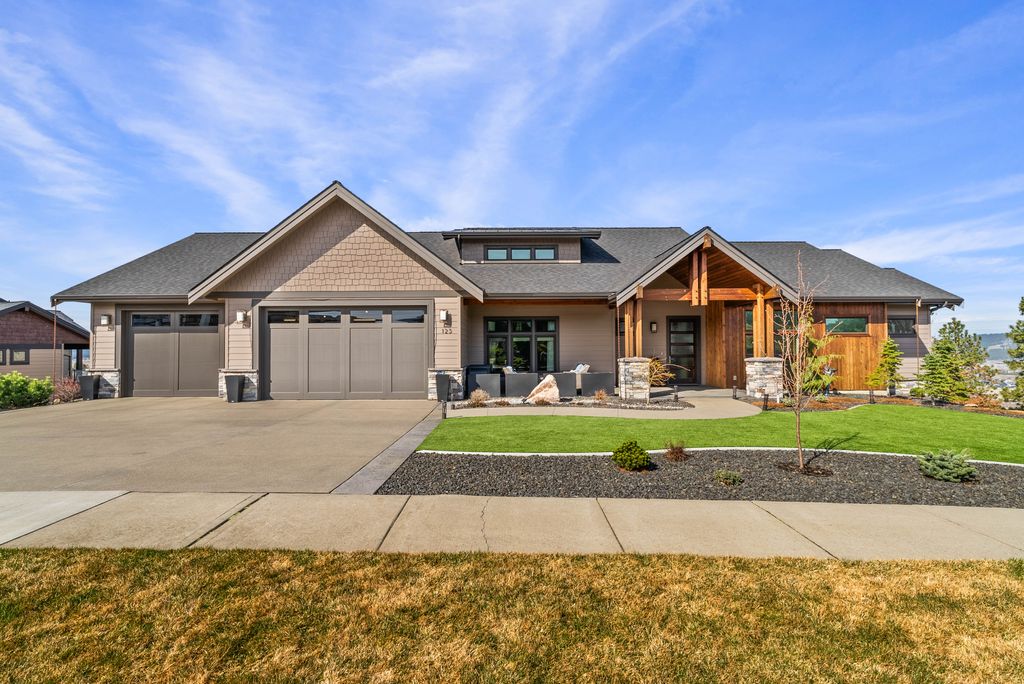 Inside-Spokane-Legend-Tree-2