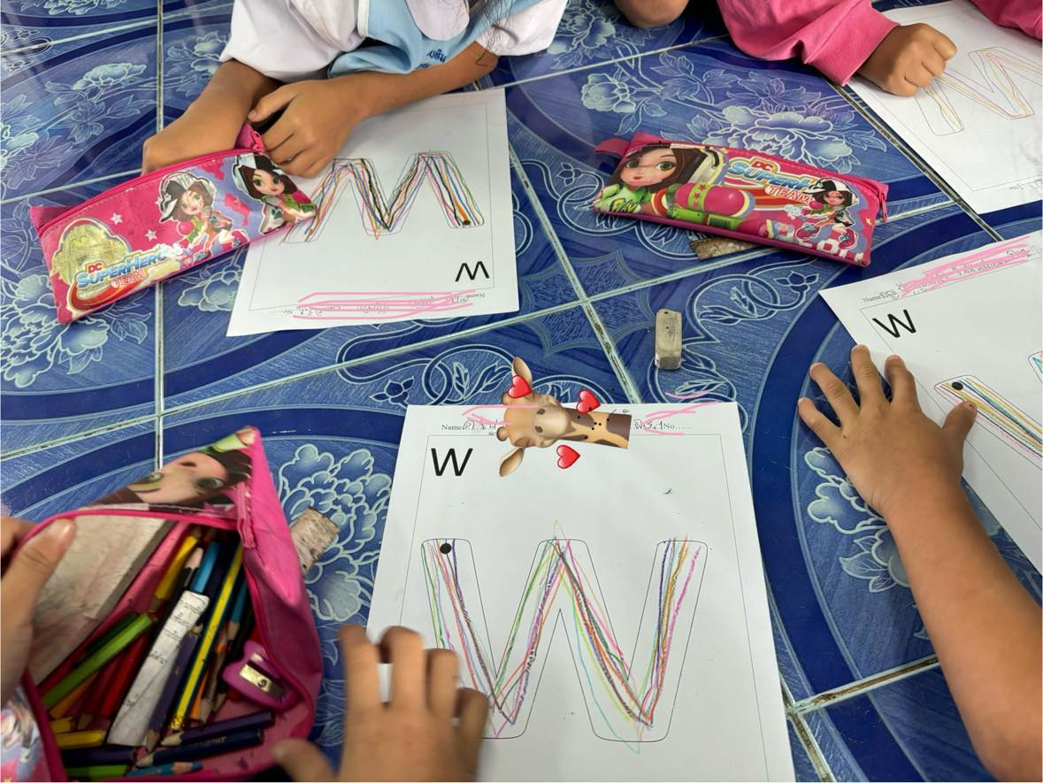ภาพประกอบไอเดีย แบบฝึกเขียน alphabets สำหรับเด็กอนุบาลหรือเด็กที่ยังไม่พร้อม