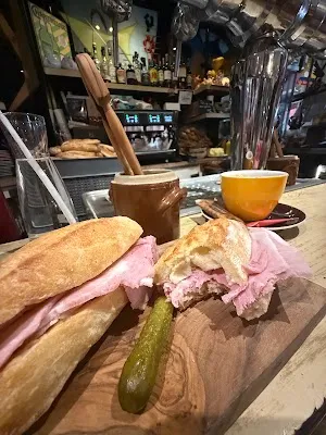 Salle intérieure du Petit Vendôme, ambiance chaleureuse Espace intérieur du bistrot Le Petit Vendôme avec tables et décor sobre à Nice