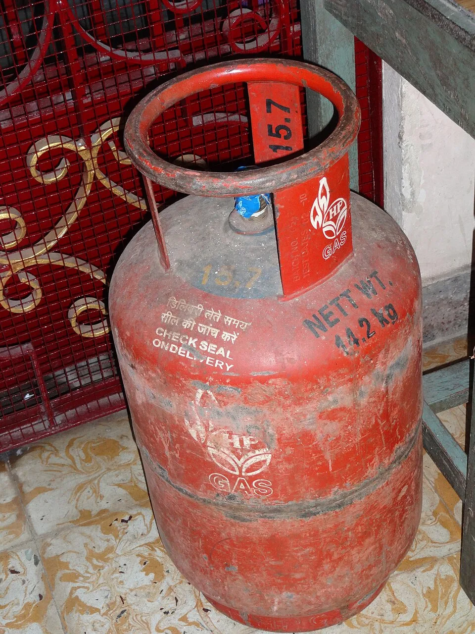 New 6 kg gas cylinder, full