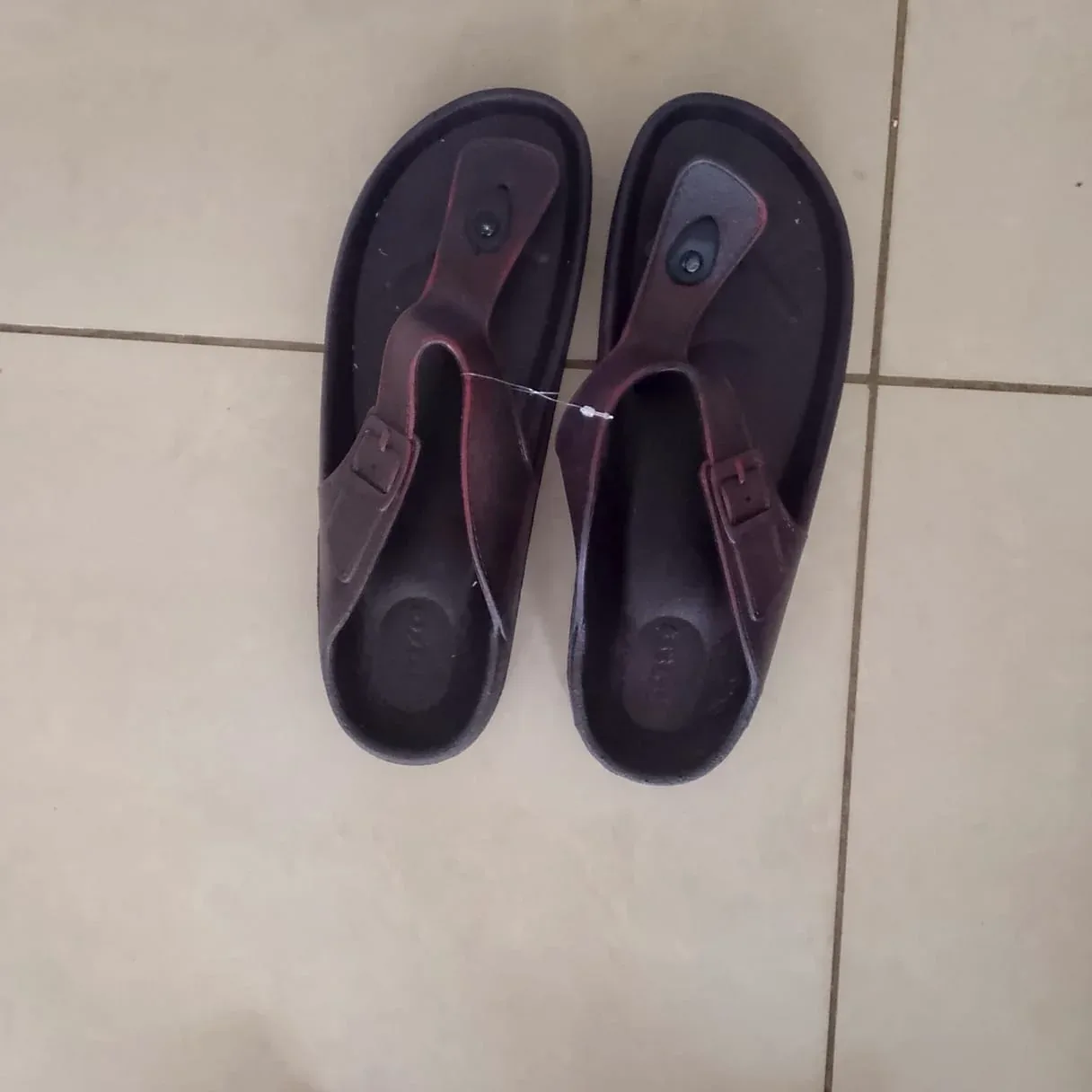 Bata sandales entre-doigts femme, marron et or
