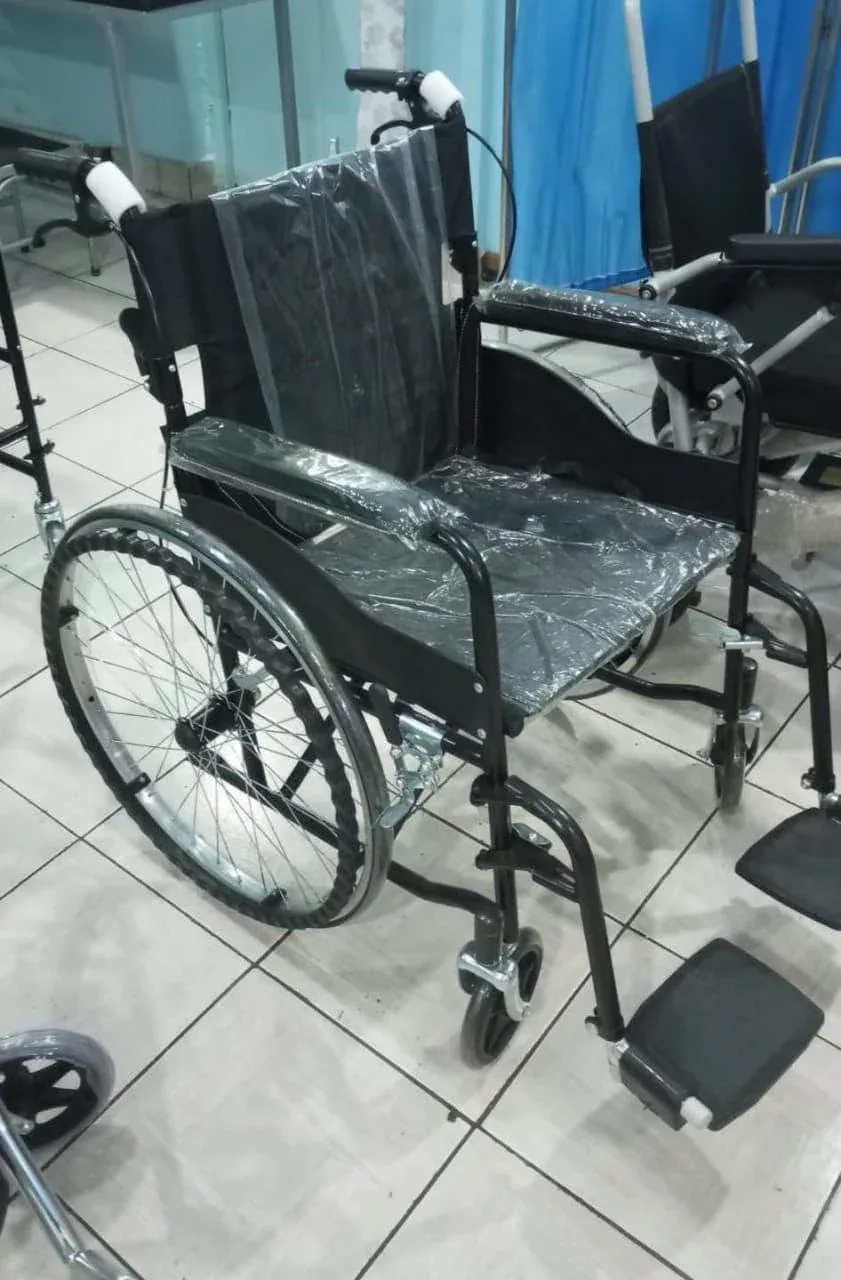 Standard foldable wheelchair with safety brakes