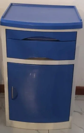 Lockable hospital bedside locker
