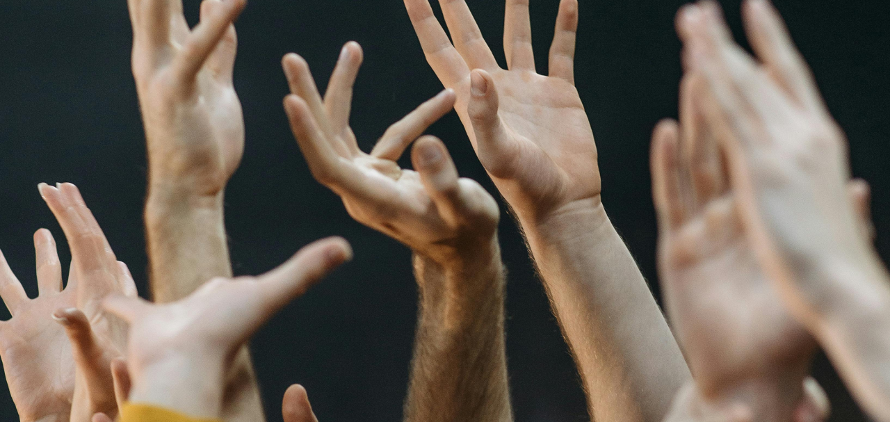 Dos personas dándose la mano en un acuerdo