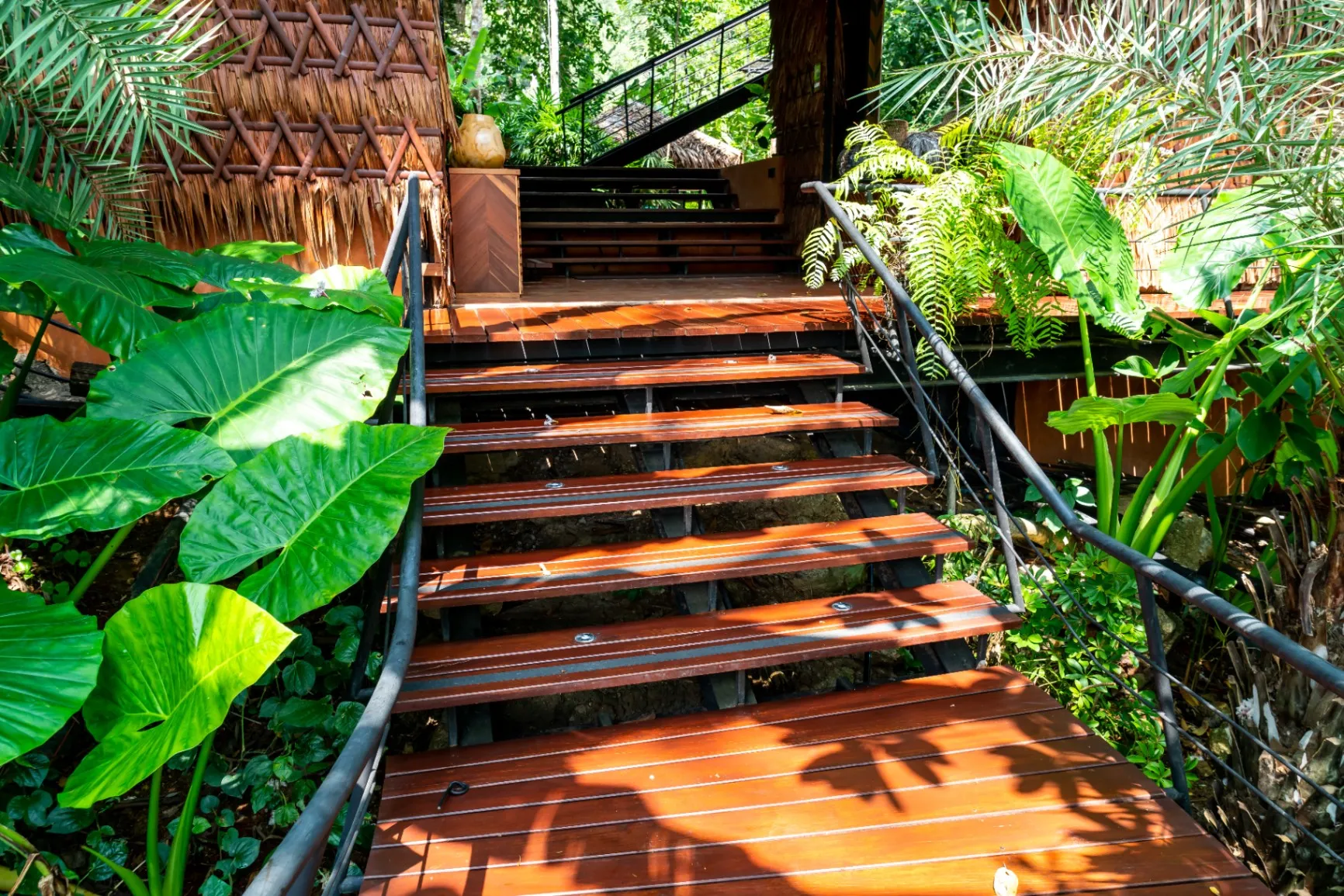 10 Creative Deck Steps Ideas to Inspire Your Next Project / Cantilevered Steps