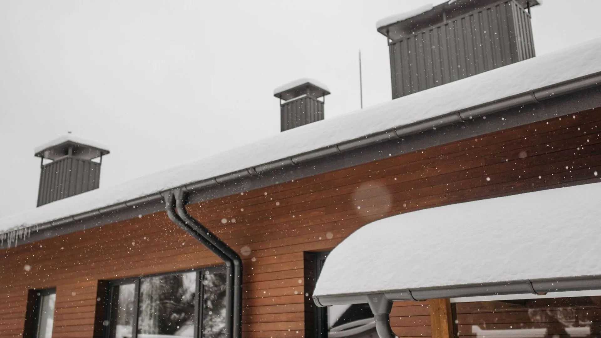 5 Tips to Remove Snow from a Flat Roof Like a Professional!
