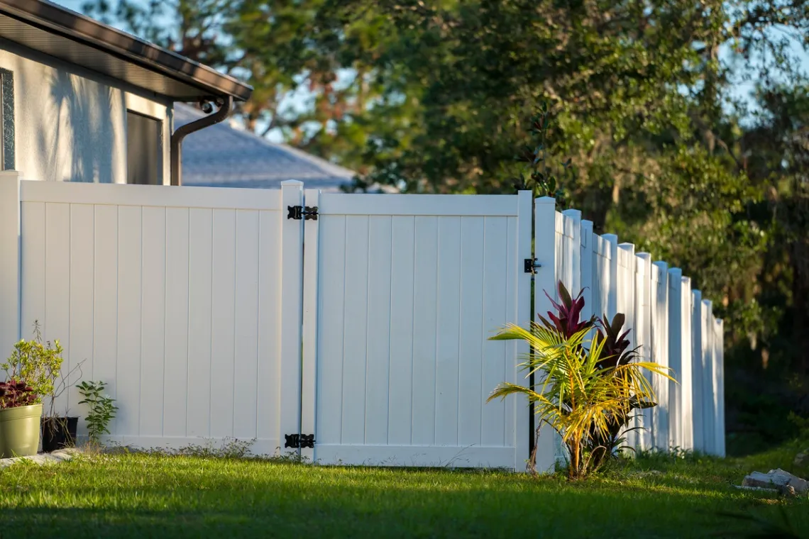 5 Vinyl Fence Colors: Enjoy the Classiness of These Hues