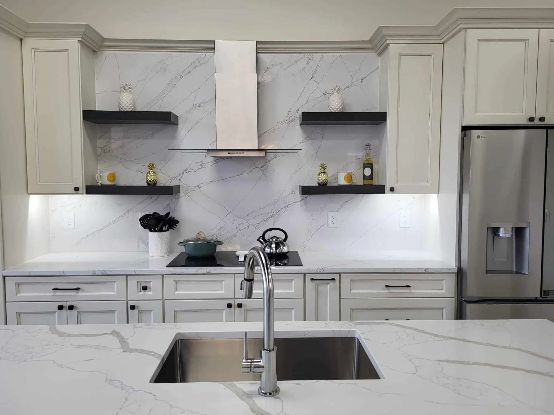 Mixing Knobs and Pulls on Kitchen Cabinets: A Stylish Approach