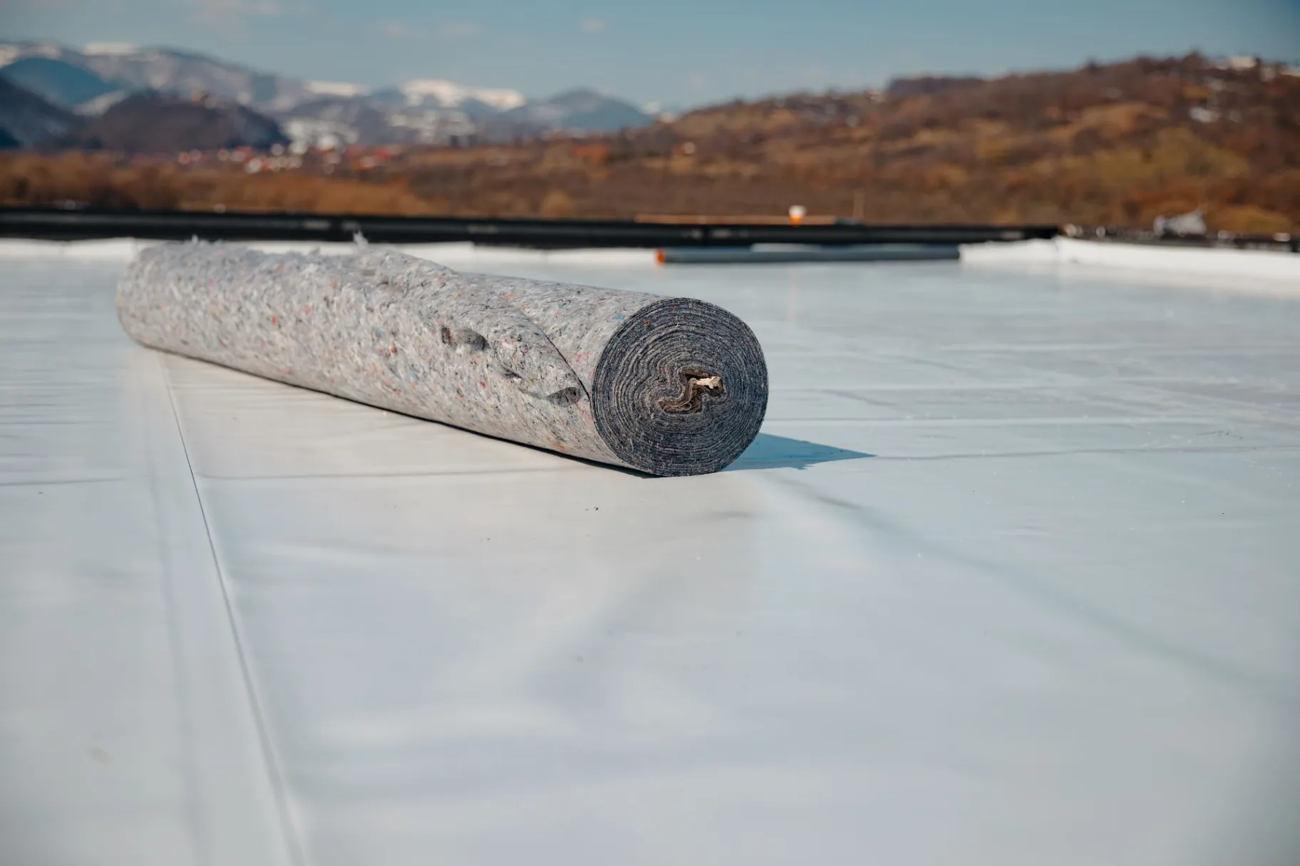 Geotextile for roof covered with synthetic PVC membrane