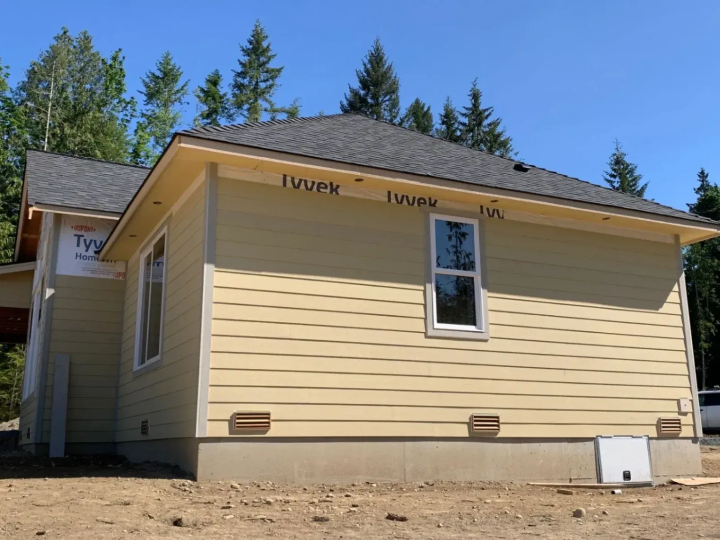 Professional siding installation in Bellevue, WA by MES Exteriors, showcasing precision craftsmanship backed by an exclusive 5-year labor warranty.