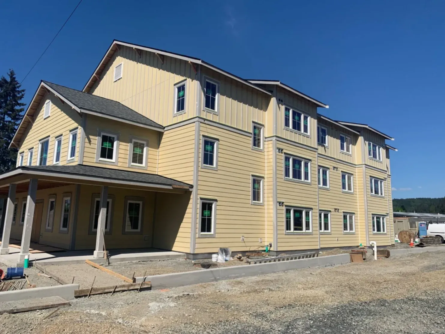 A beautiful home in Tacoma, WA, with freshly installed waterproof siding and crisp exterior painting by MES Exteriors.