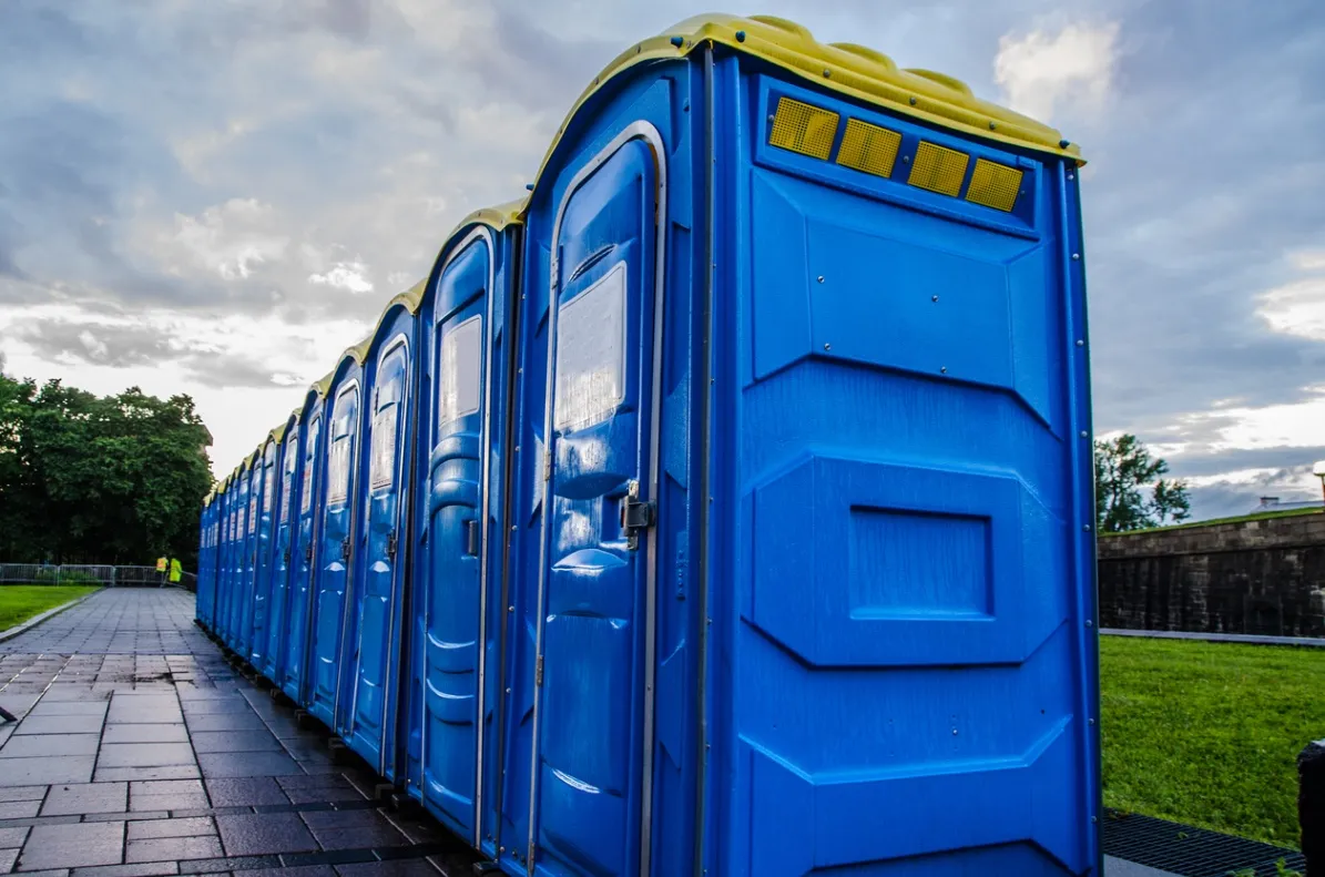 Portable toilet cleaning