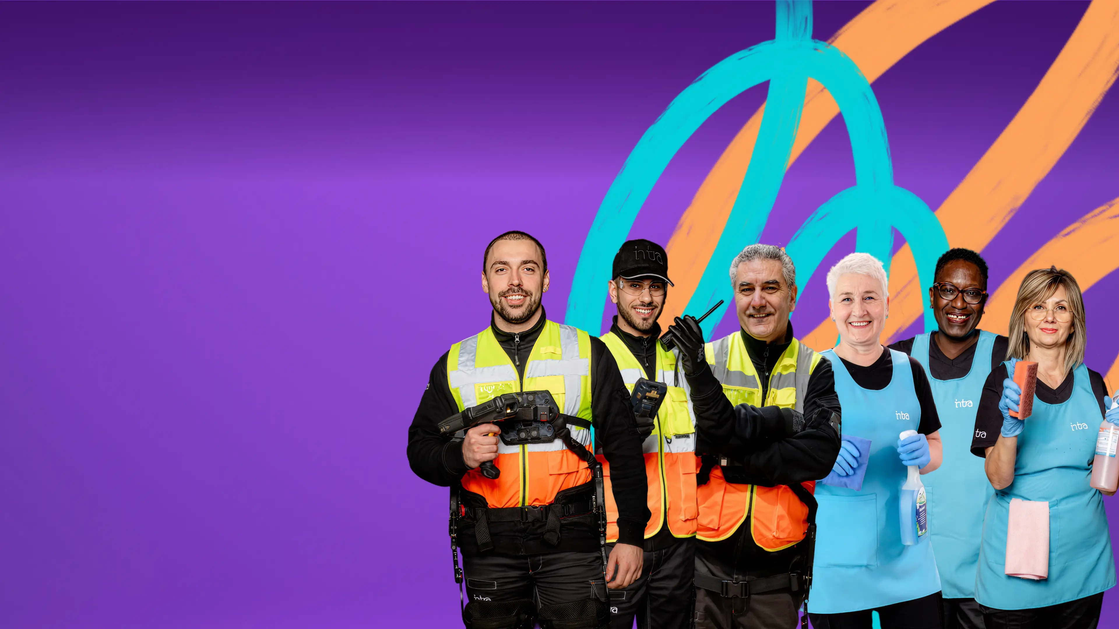 Un team di professionisti sorride sullo sfondo di un design astratto.