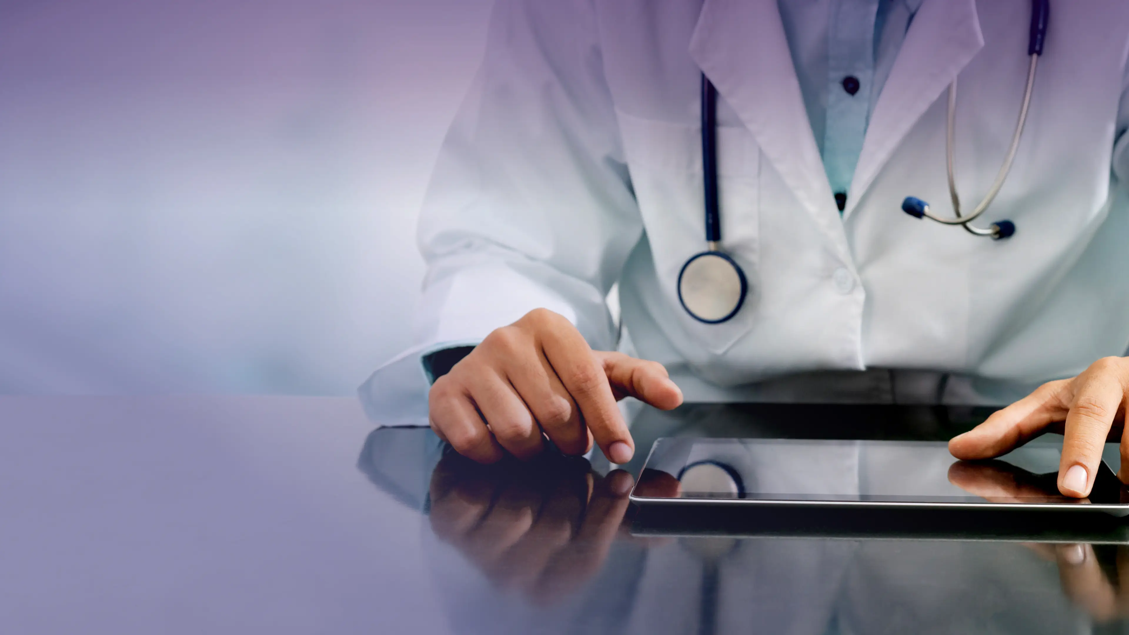 Medico che utilizza un tablet.