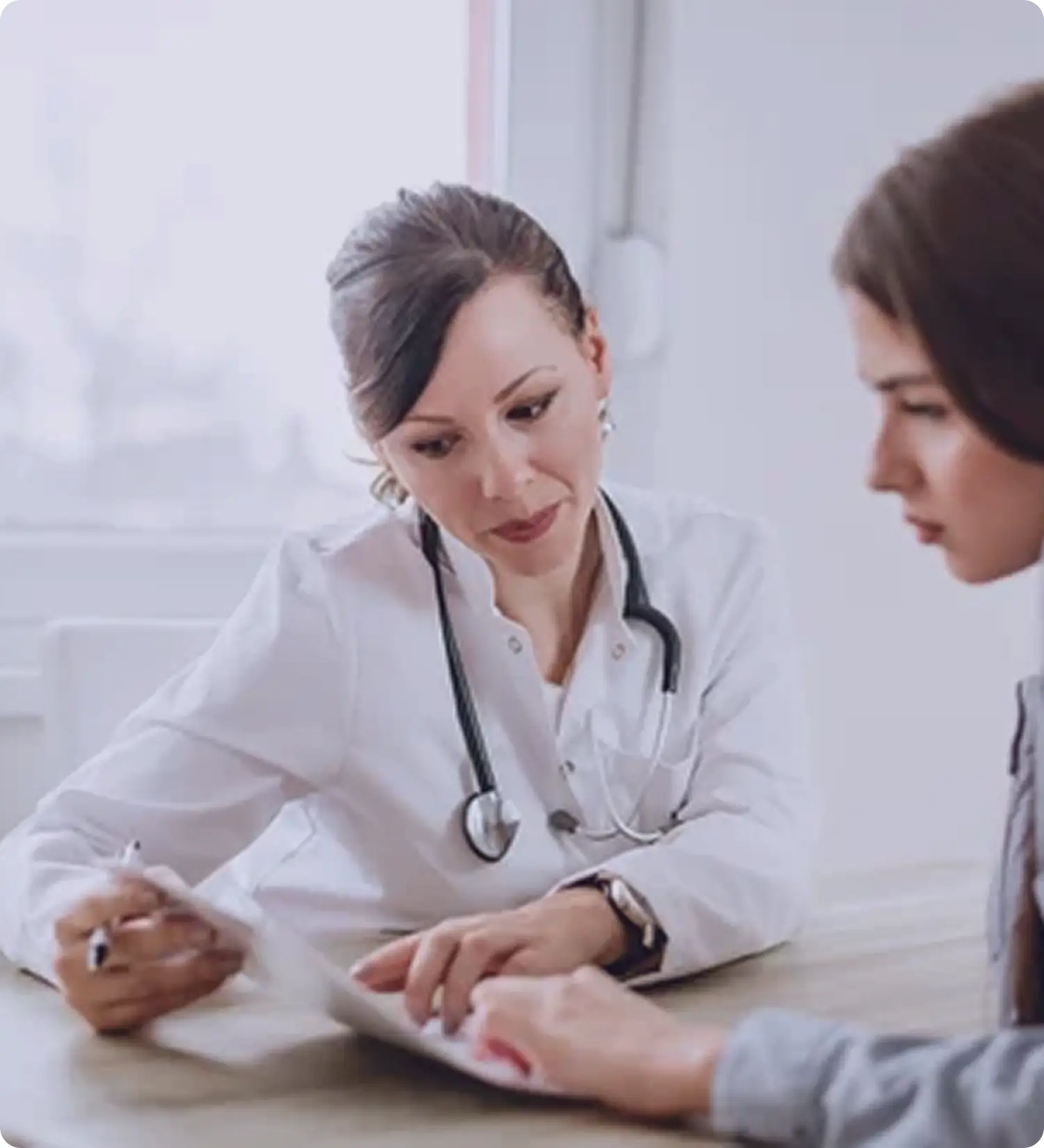 Un medico spiega una cartella clinica a un paziente.
