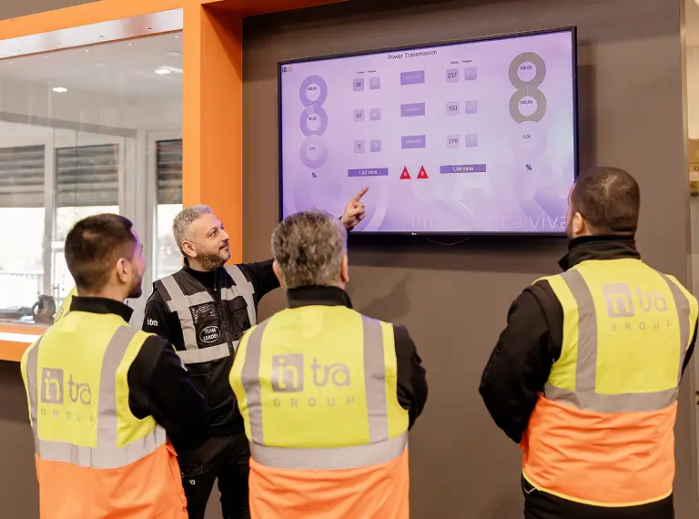 Persone che guardano uno schermo.