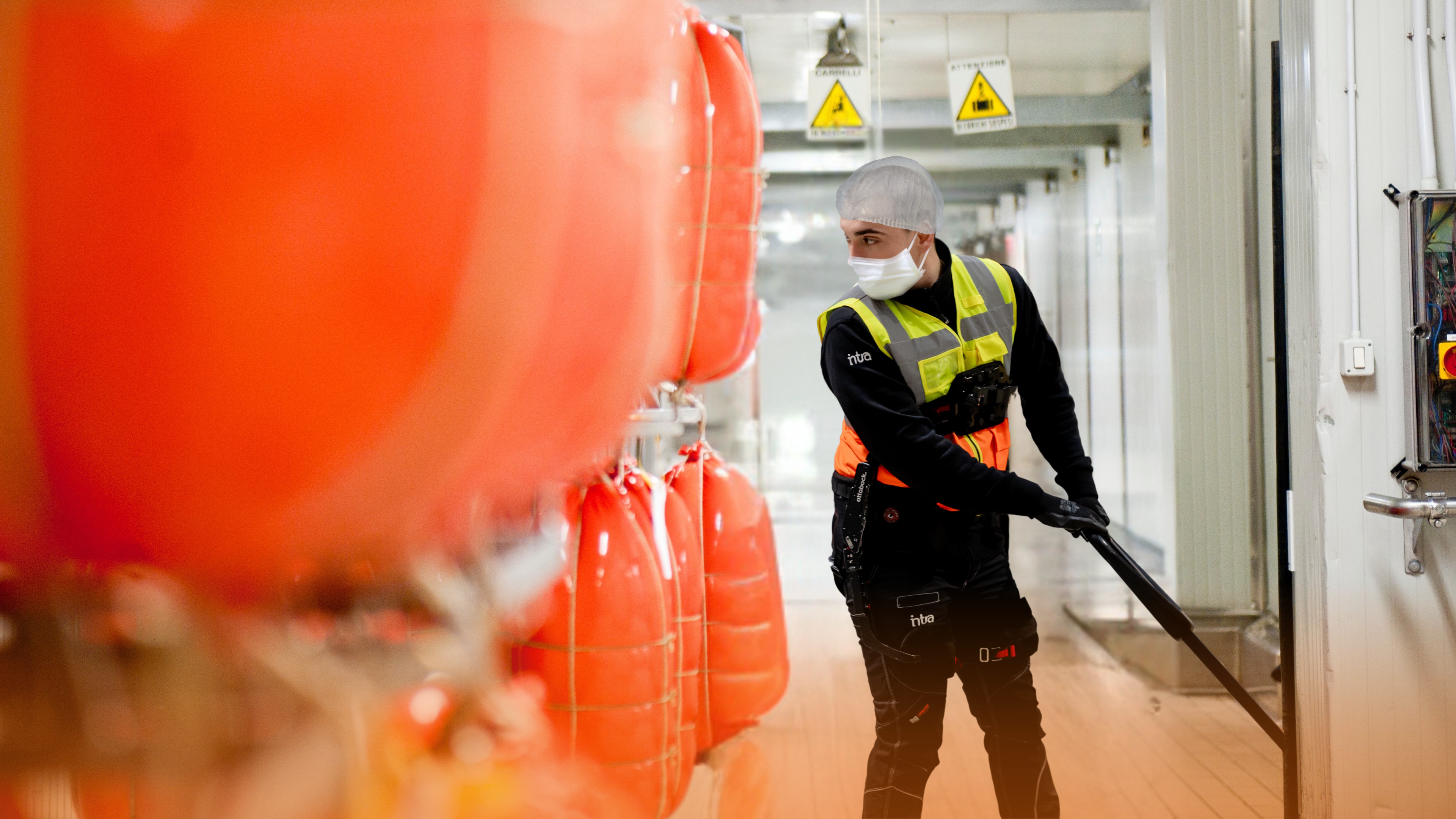 Gestione sicura dei flussi alimentari in magazzino refrigerato con personale formato e controllo operativo