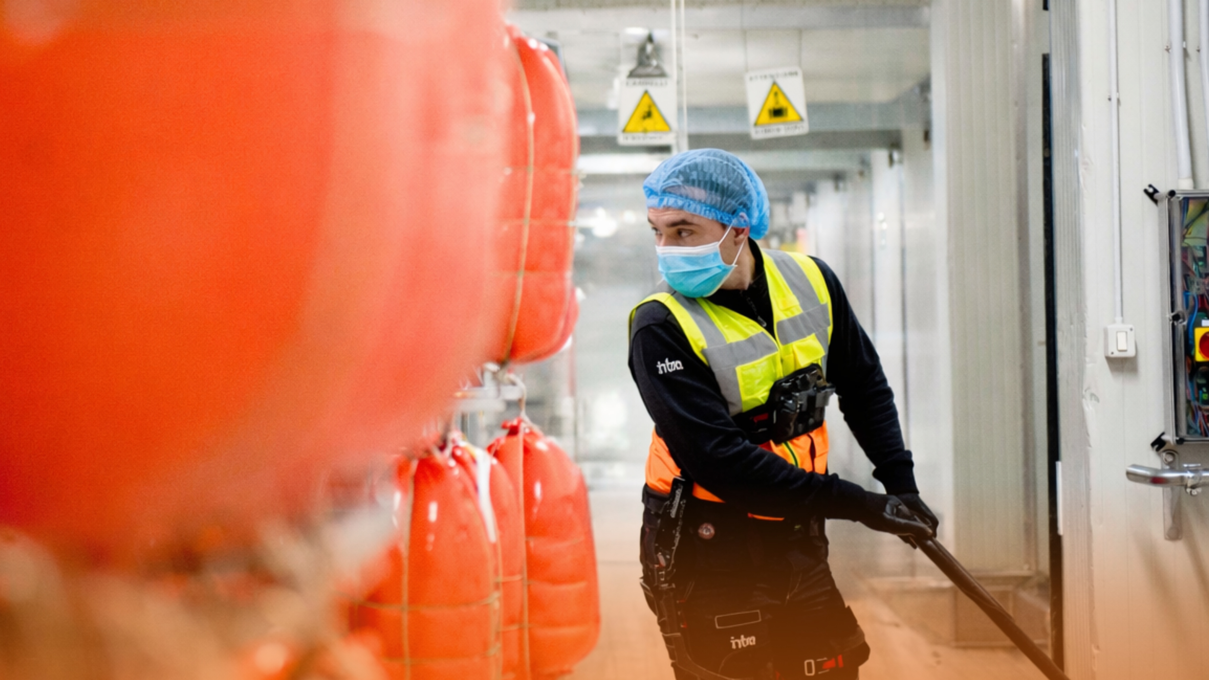 Gestione sicura dei flussi alimentari in magazzino refrigerato con personale formato e controllo operativo