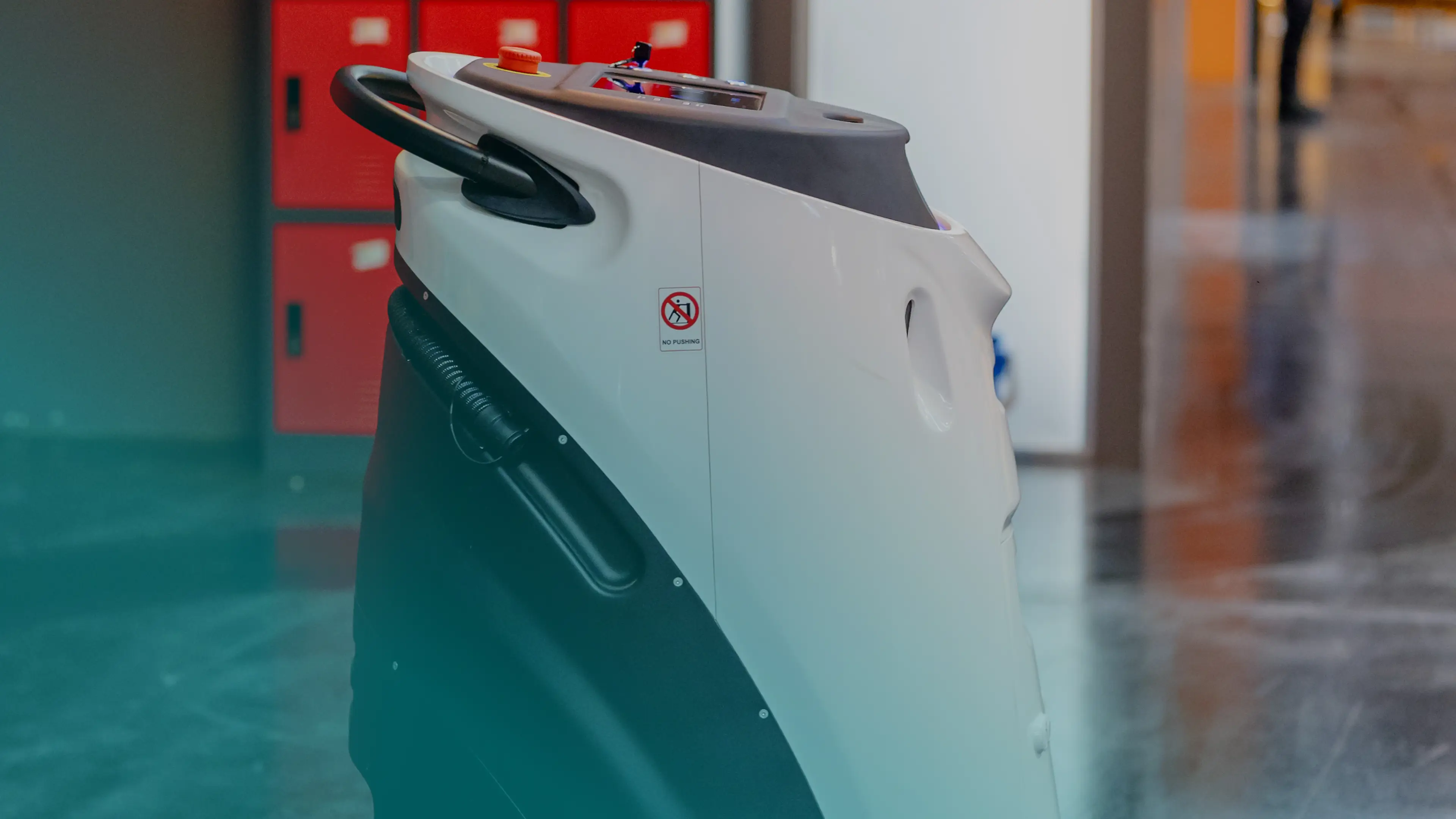 Macchina per la pulizia dei pavimenti in primo piano.