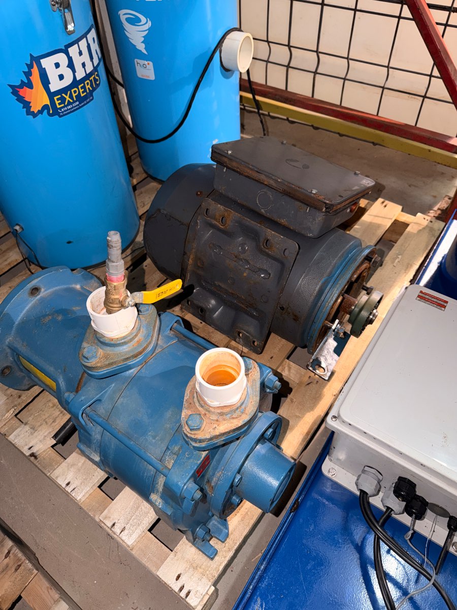 Travaini Fluid Systems (pompe) / Techtop (moteur) Pompe à vide Travaini (modèle non lisible sur plaque) + Moteur Techtop FDR0074B-TC Farm Duty Single Phase
