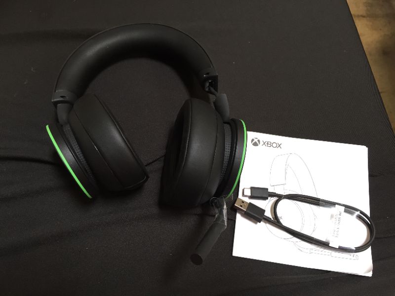 Photo 2 of Xbox Wireless Headset for Xbox Series XS Xbox One and Windows 10 Devices
DAMAGED BROKEN ON SIDE