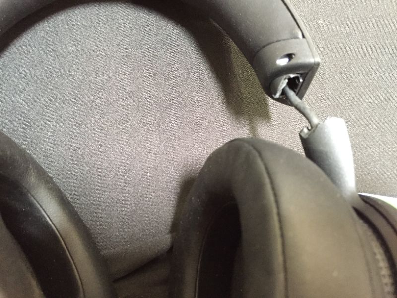 Photo 3 of Xbox Wireless Headset for Xbox Series XS Xbox One and Windows 10 Devices
DAMAGED BROKEN ON SIDE