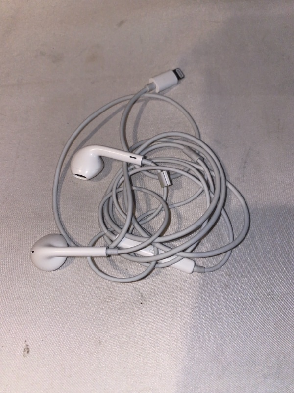 Photo 1 of 2PC LOT
Amazon Basics Nylon USBA to Lightning Cable Cord MFi Certified Charger for Apple iPhone iPad 10000 Bend Lifespan  Silver 3Ft OPENED BOX

1PHONE HEADPHONES OUT OF BOX USED