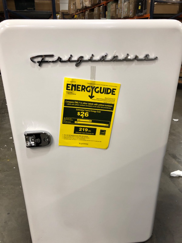 Photo 1 of **PARTS ONLY ** FRIGIDAIRE EFR372WHITE 32 Cu Ft White Retro Compact Rounded Corner Premium Mini Fridge
DAMAGE TO RIGHT UPPER CORNER HANDLE MISSING