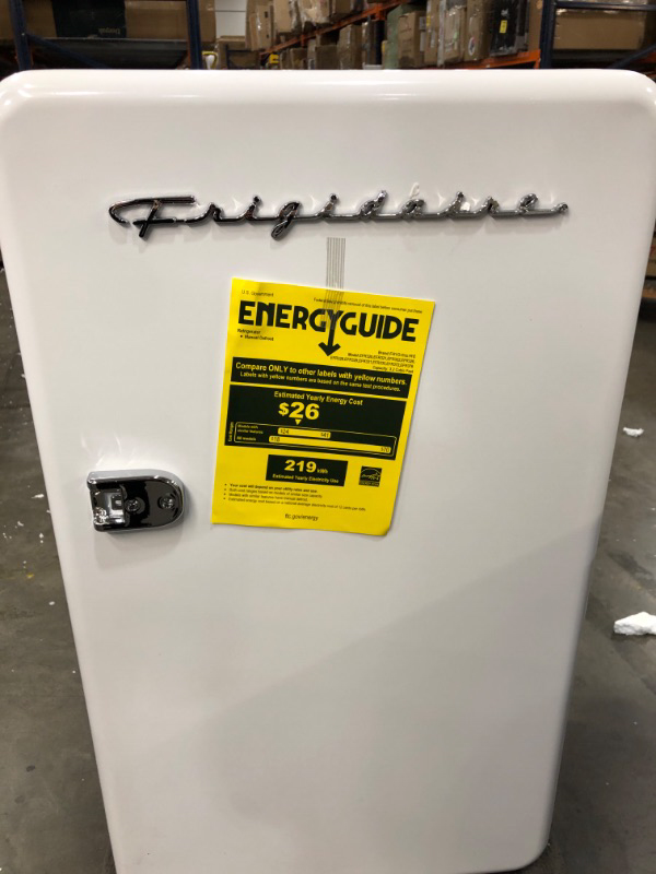 Photo 2 of **PARTS ONLY ** FRIGIDAIRE EFR372WHITE 32 Cu Ft White Retro Compact Rounded Corner Premium Mini Fridge
DAMAGE TO RIGHT UPPER CORNER HANDLE MISSING