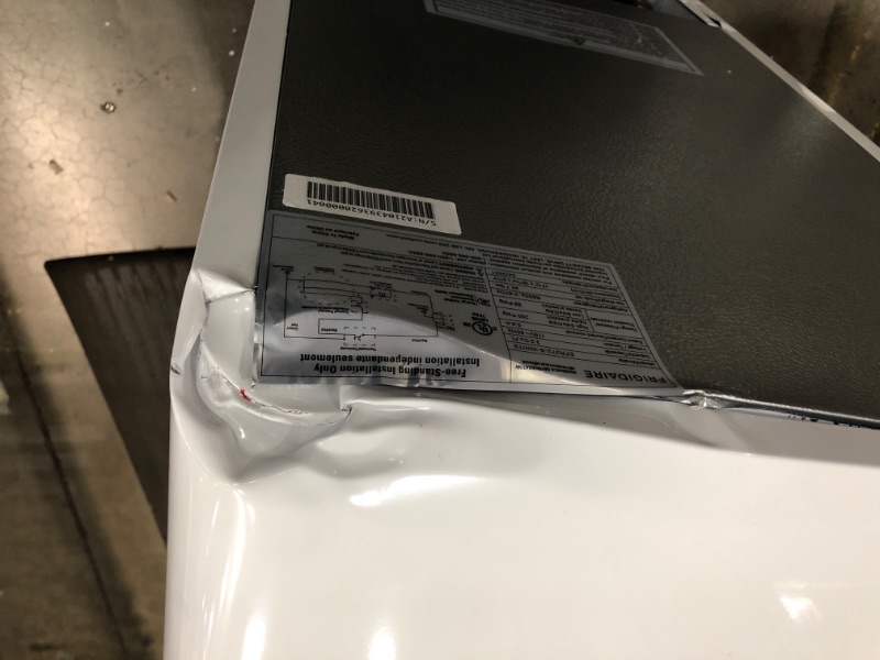 Photo 1 of **PARTS ONLY ** FRIGIDAIRE EFR372WHITE 32 Cu Ft White Retro Compact Rounded Corner Premium Mini Fridge
DAMAGE TO RIGHT UPPER CORNER HANDLE MISSING