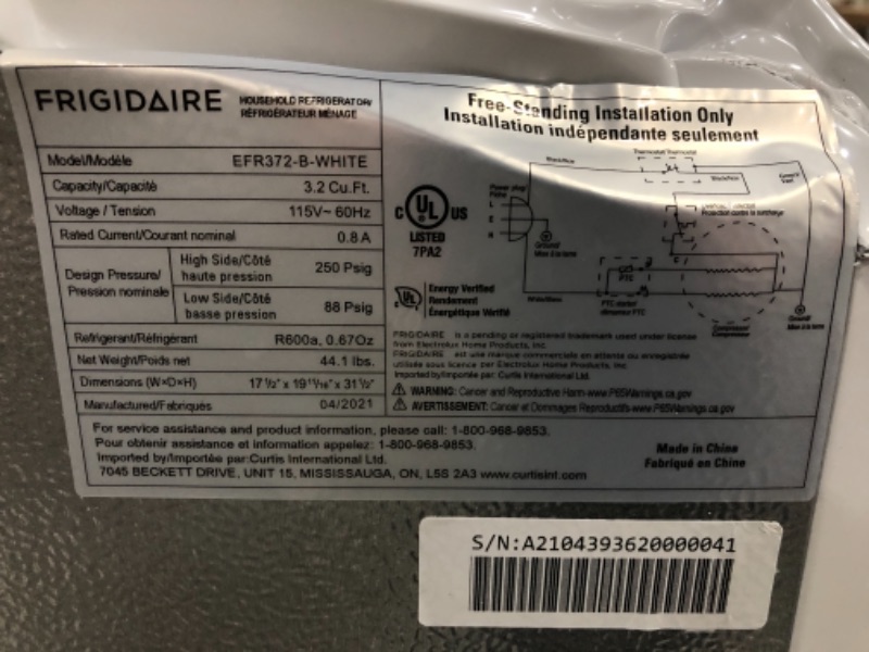 Photo 4 of **PARTS ONLY ** FRIGIDAIRE EFR372WHITE 32 Cu Ft White Retro Compact Rounded Corner Premium Mini Fridge
DAMAGE TO RIGHT UPPER CORNER HANDLE MISSING