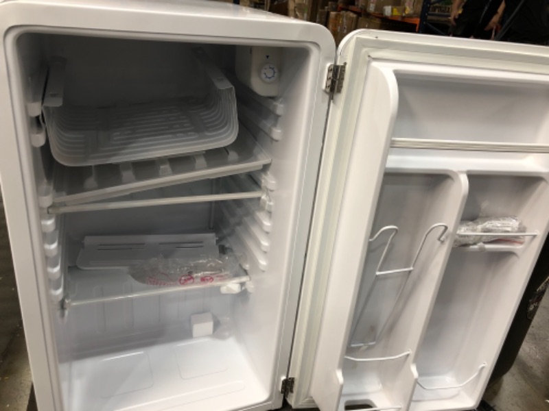 Photo 1 of **PARTS ONLY ** FRIGIDAIRE EFR372WHITE 32 Cu Ft White Retro Compact Rounded Corner Premium Mini Fridge
DAMAGE TO RIGHT UPPER CORNER HANDLE MISSING