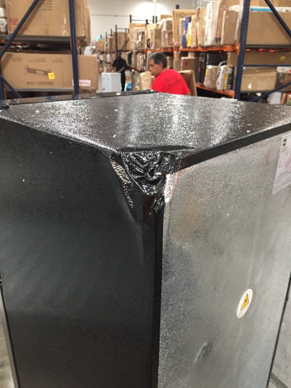 Photo 1 of 75 cu ft Refrigerator with Top Freezer in Stainless Look
DAMAGED CORNER DENTED
 NOT FUNCTIONAL NOT GETTING COLD