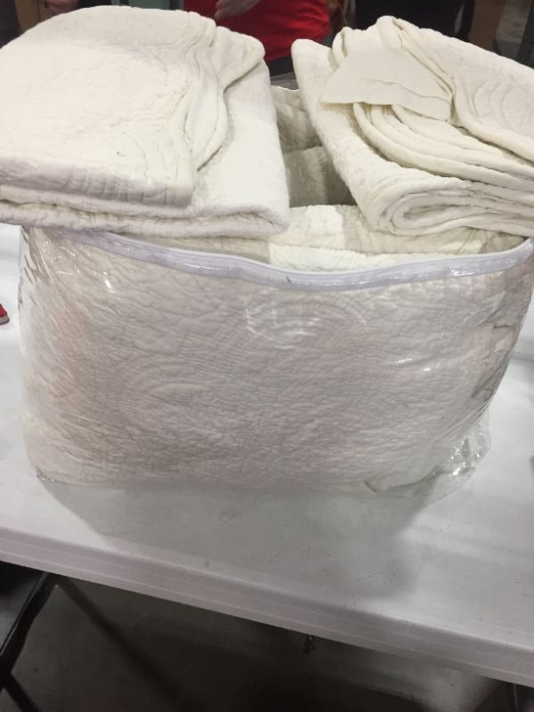 Photo 2 of Cozy Line Home Fashions Victorian Medallion Solid White Matelasse Embossed 100  Cotton Bedding Quilt SetReversible Bedspread Coverlet Blantyre  White Queen  3 Piece