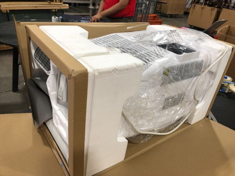 Photo 2 of BLACKDECKER BPT10HWTB Portable Air Conditioner with Heat 10000 BTU SACCCEC 14000 BTU ASHRAE Cools Up to 450 Square Feet White