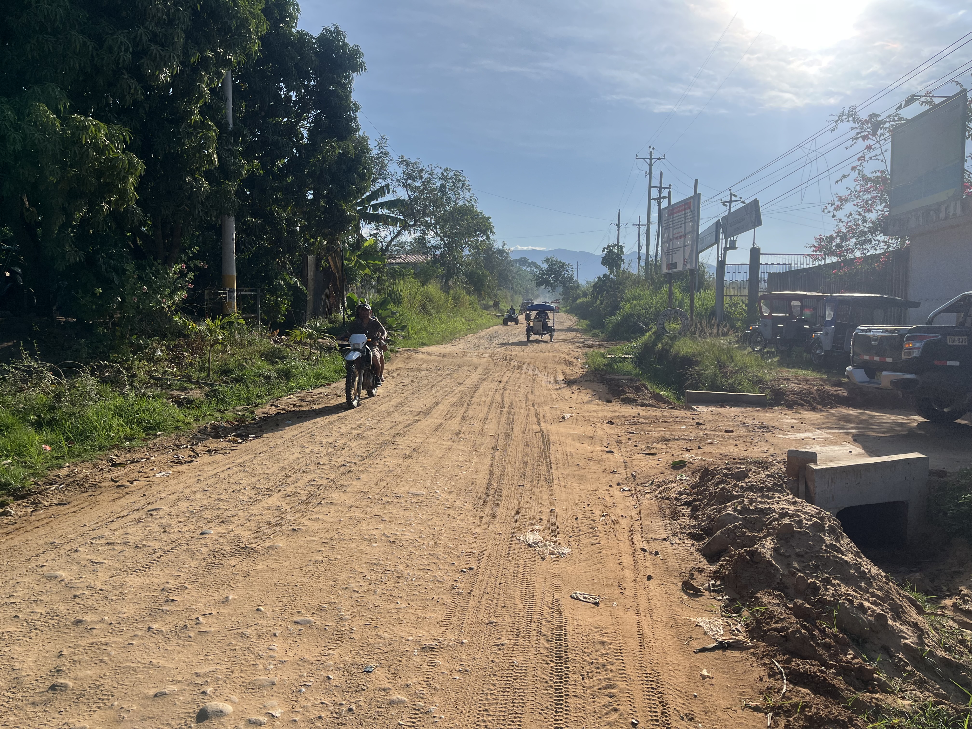 Terreno urbano con agua y luz, vecinos construyendo alrededor. - Imagen 4