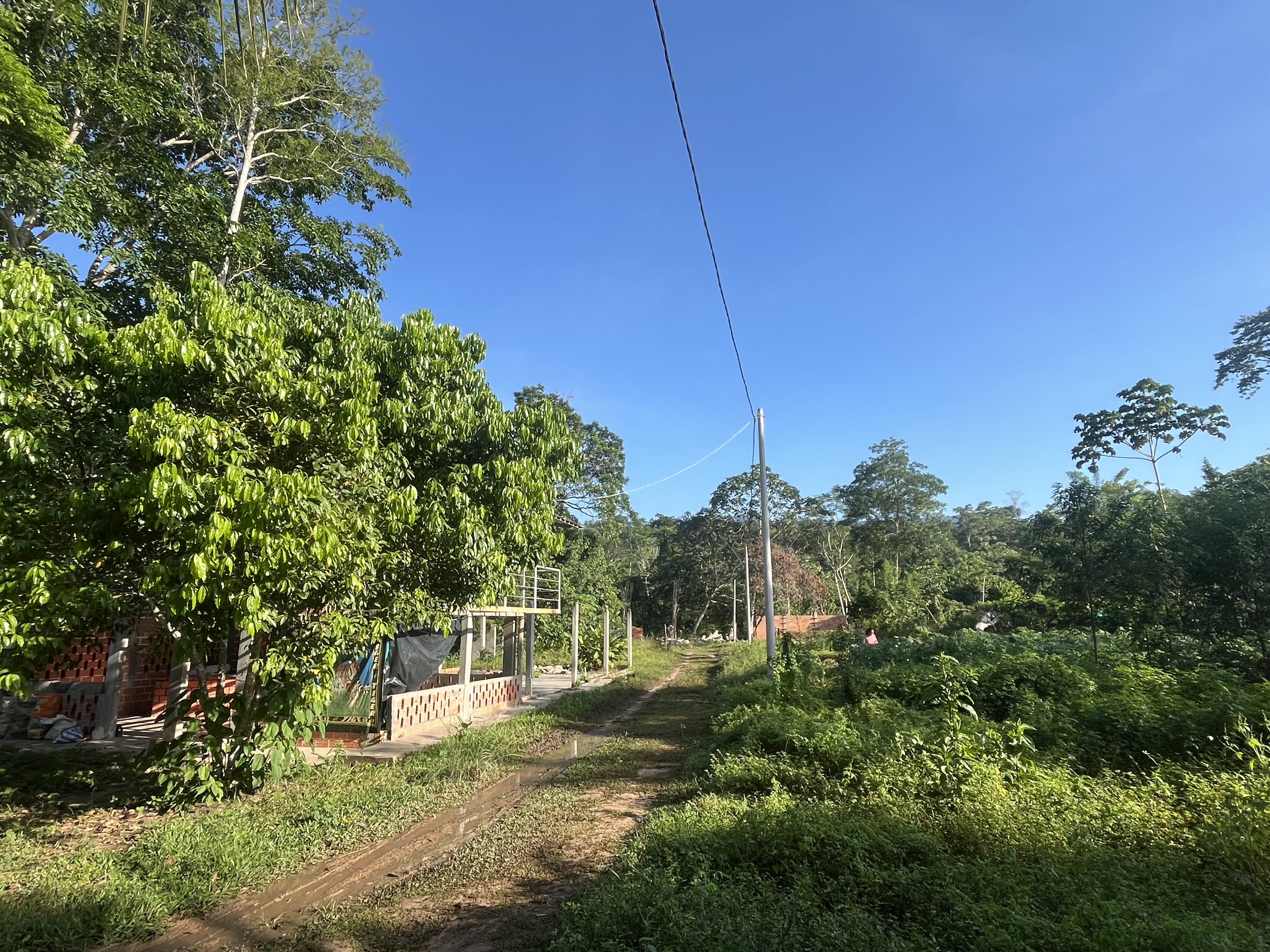 Terreno urbano con agua y luz, vecinos construyendo alrededor. - Imagen 3