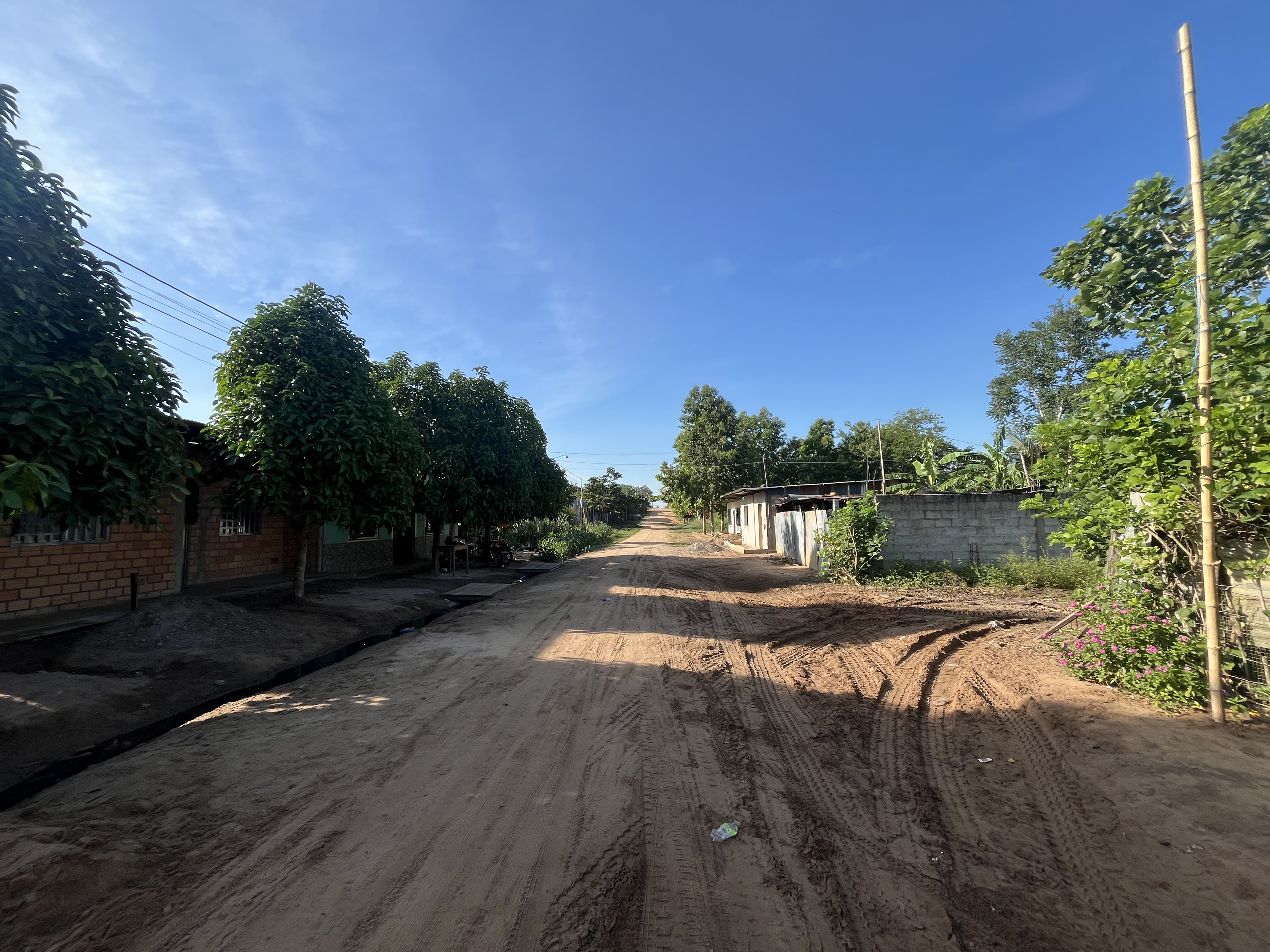 Terreno urbano con agua y luz, vecinos construyendo alrededor. - Imagen 5