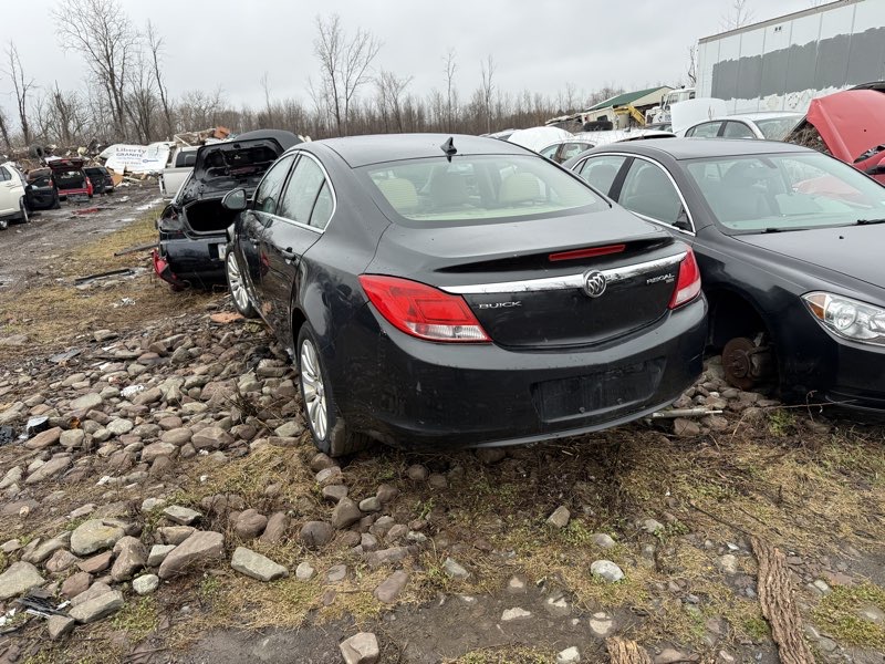 2011 Buick Regal — photo 2