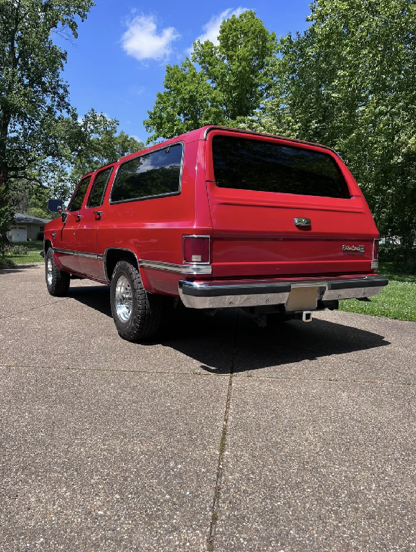 1987 Chevrolet R20 Suburban — photo 1