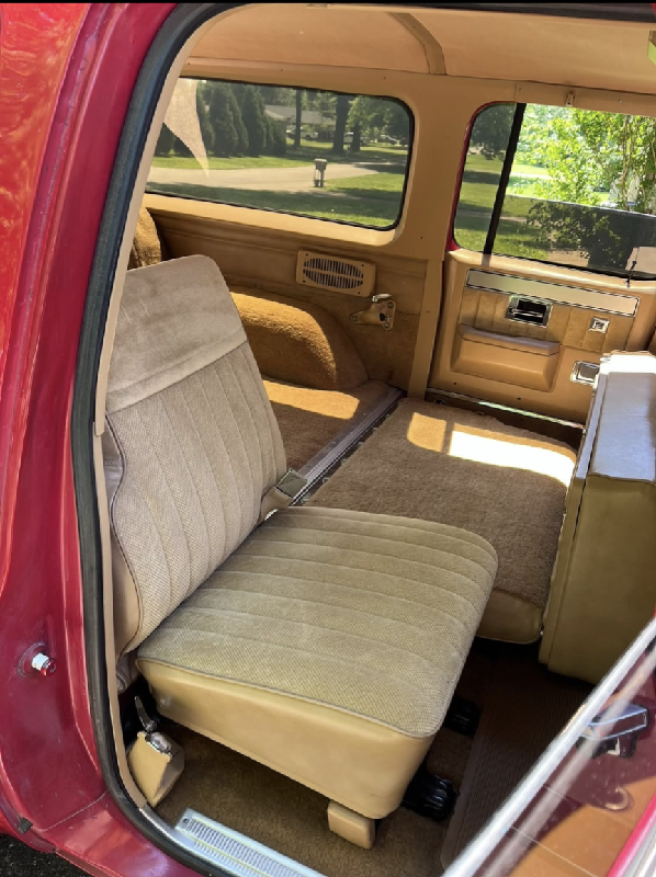 1987 Chevrolet R20 Suburban — photo 2