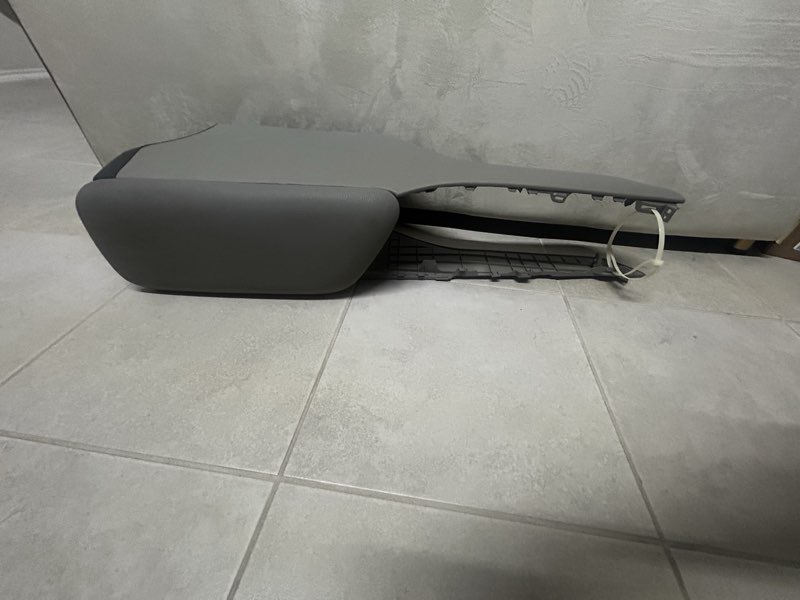 Used Center Console for 2019 Nissan Sentra — photo 1