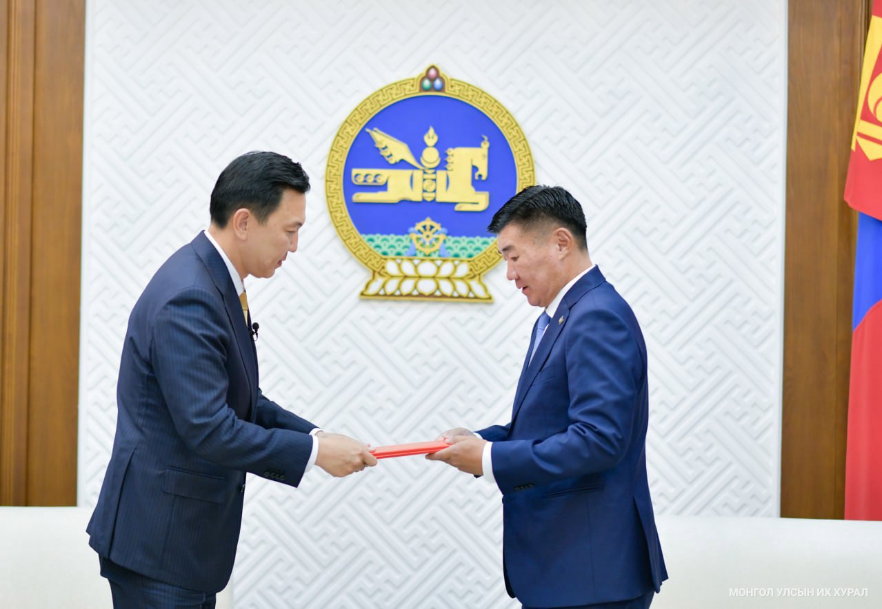 2027 оны төсвийн тухай хуулийн төслүүд болон нэгдсэн төсвийн мэдэгдэлд өөрчлөлт оруулах тухай хуулийн төслийг өргөн мэдүүлэв